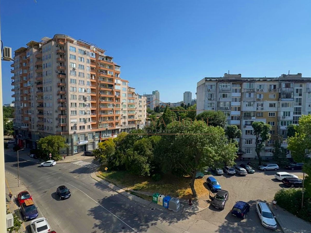 Просторен тристаен апартамент в ж.к.Зорница - гр.Бургас - снимка 13