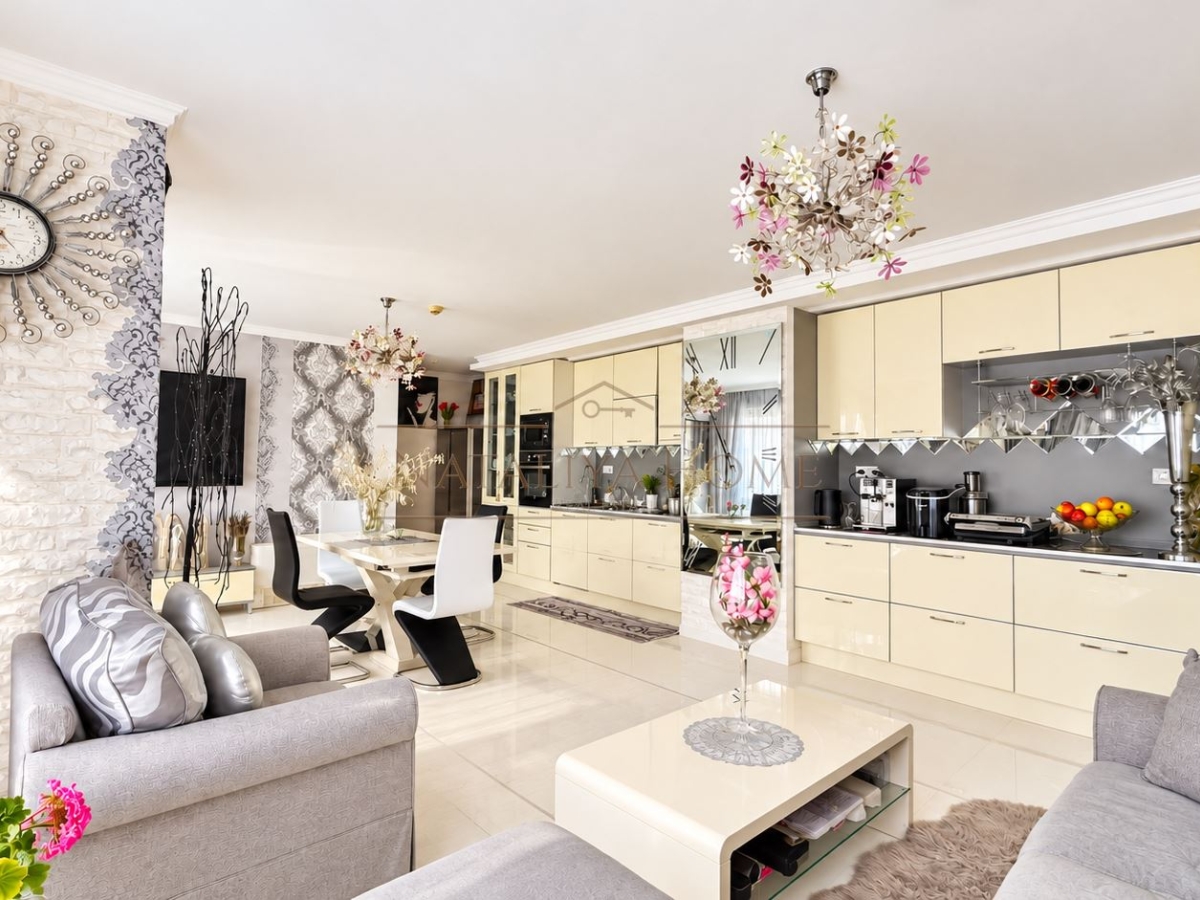 Просторен тристаен апартамент в комплекс Villa Florencia, гр.Свети Влас - снимка 2