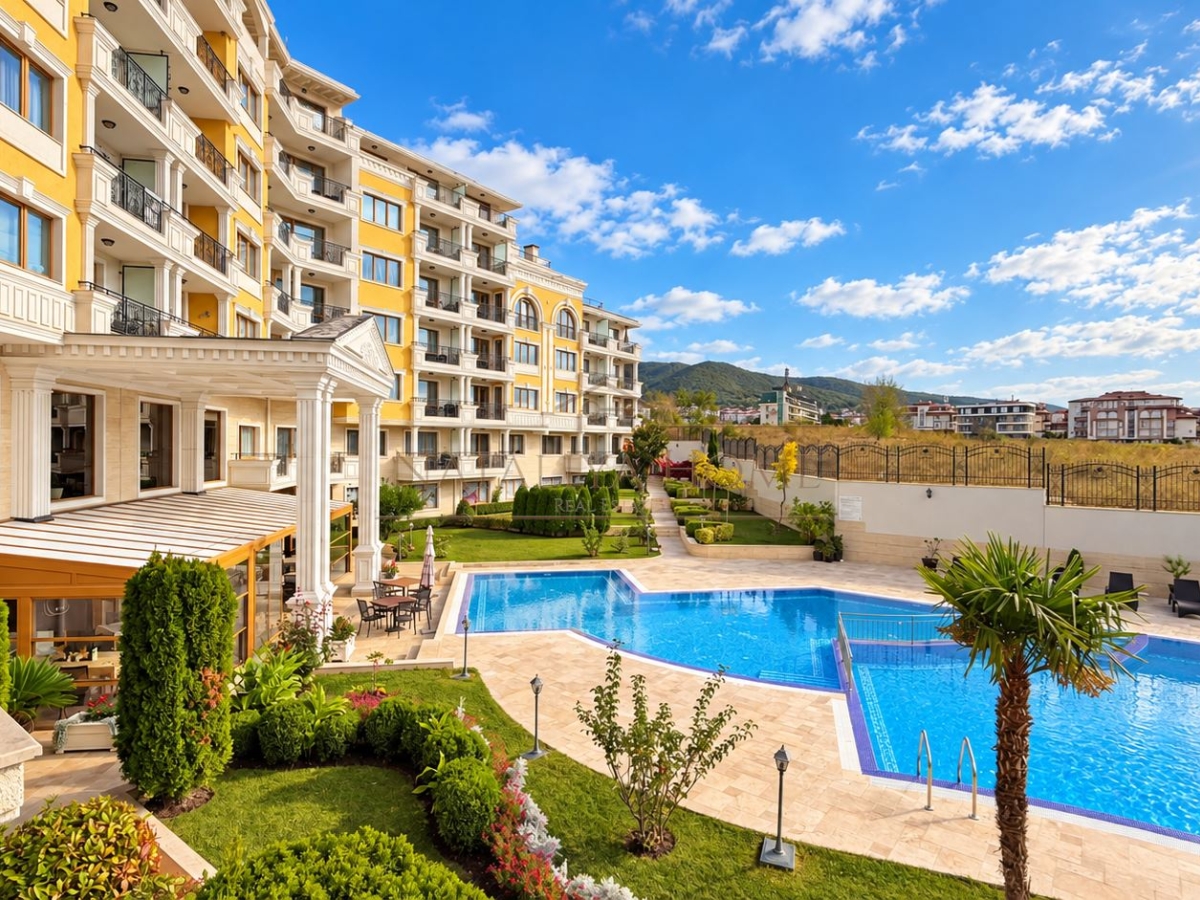 Просторен тристаен апартамент в комплекс Villa Florencia, гр.Свети Влас - снимка 9
